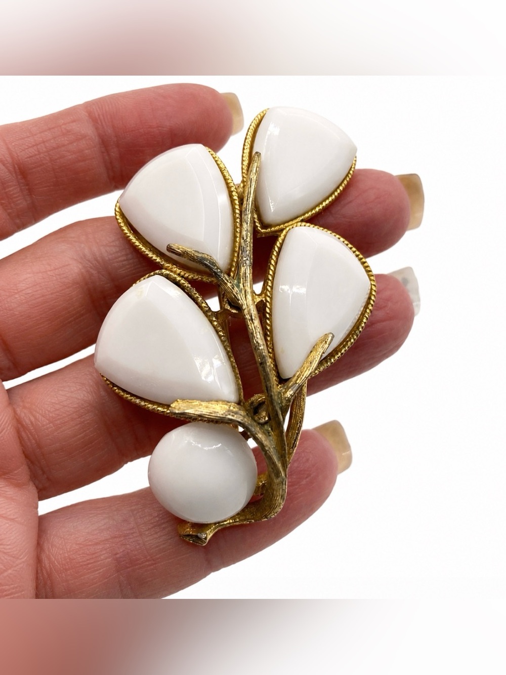 Capri White Poured Glass Milk Glass Gold Tone Vintage Brooch Rare